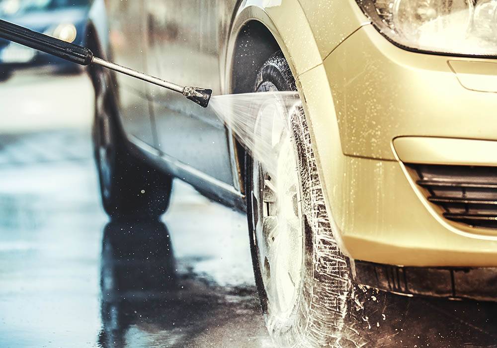 Pneus voiture près de Le Palais-sur-Vienne